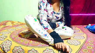 गांव की देसी स्कूल जाने वाली लड़की को चोदा कर चूत गीली कर दी